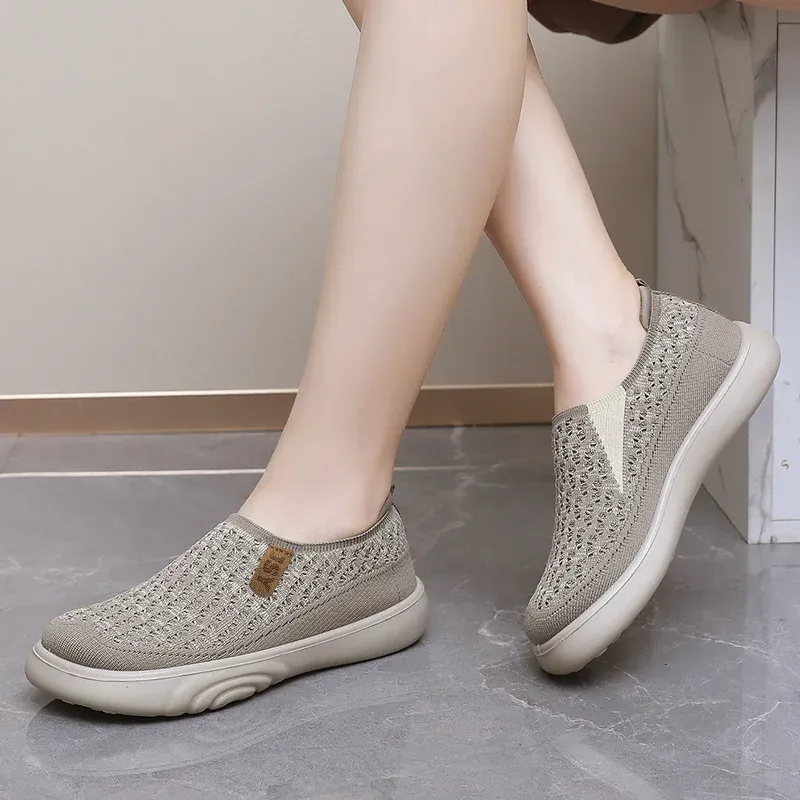 2024 new round toe soft soled women's shoes, lightweight and comfortable, mom's shoes, casual shoes for lazy people to step on