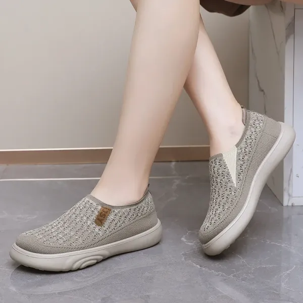 2024 new round toe soft soled women's shoes, lightweight and comfortable, mom's shoes, casual shoes for lazy people to step on