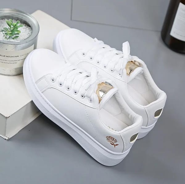 2023 Women Casual Shoes New Spring Fashion Embroidered White Breathable Flower Lace-Up Sneakers